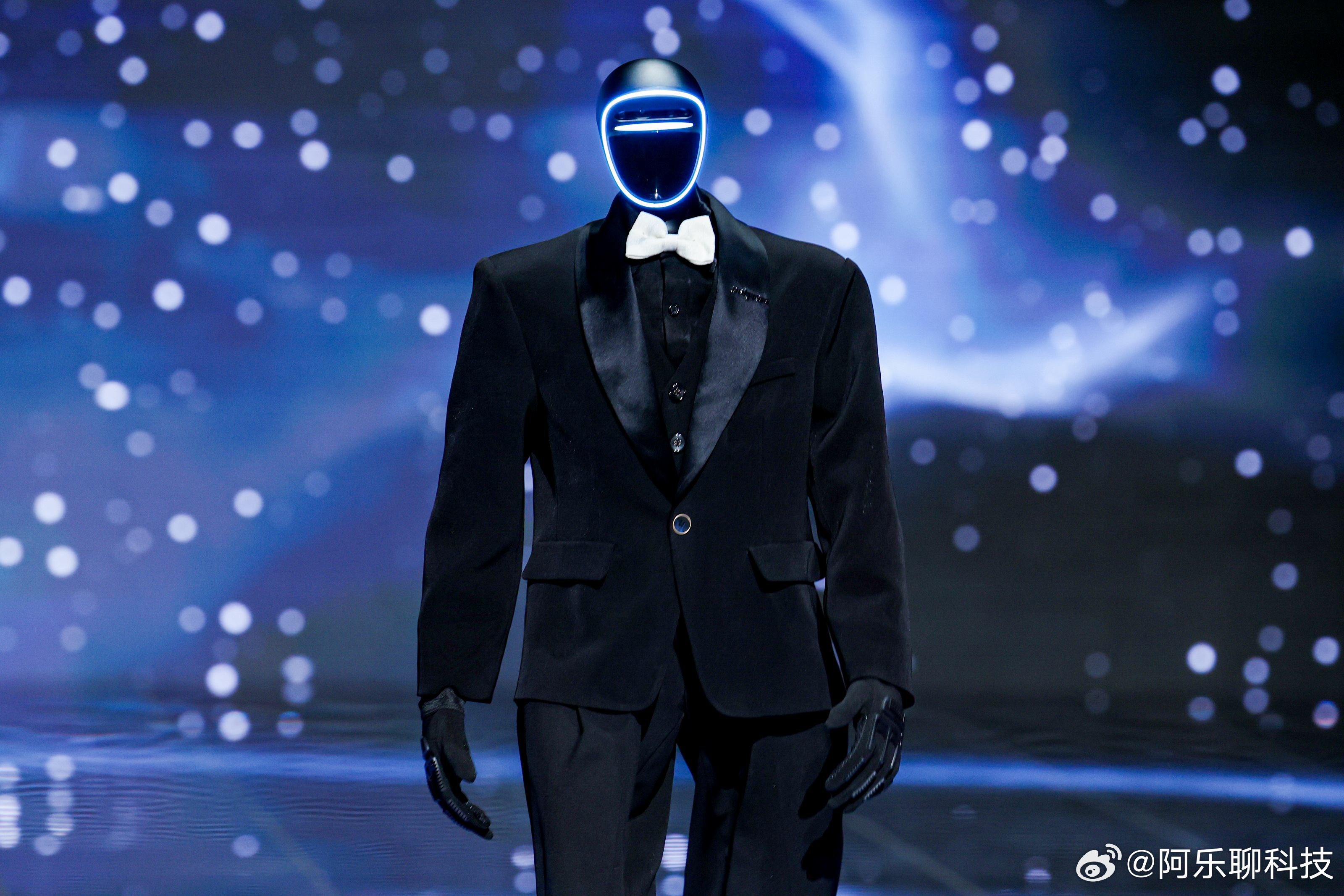 机器人把微博之夜舞台玩出花这机器人以为自己张凌赫呢科技感在微博之夜具象化了
