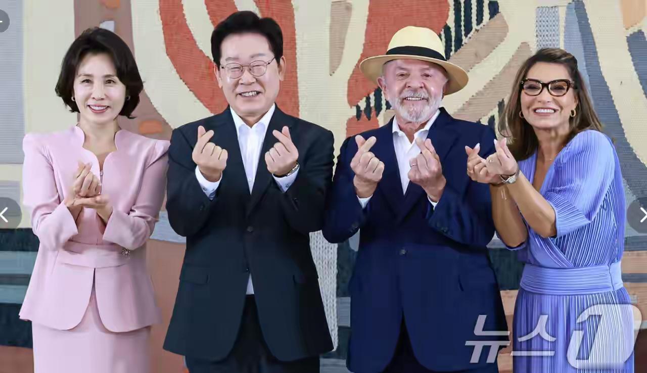 韩国总统李在明访问巴西，卢拉举行了盛大的欢迎仪式，从合影中就看得出双方关系非常的