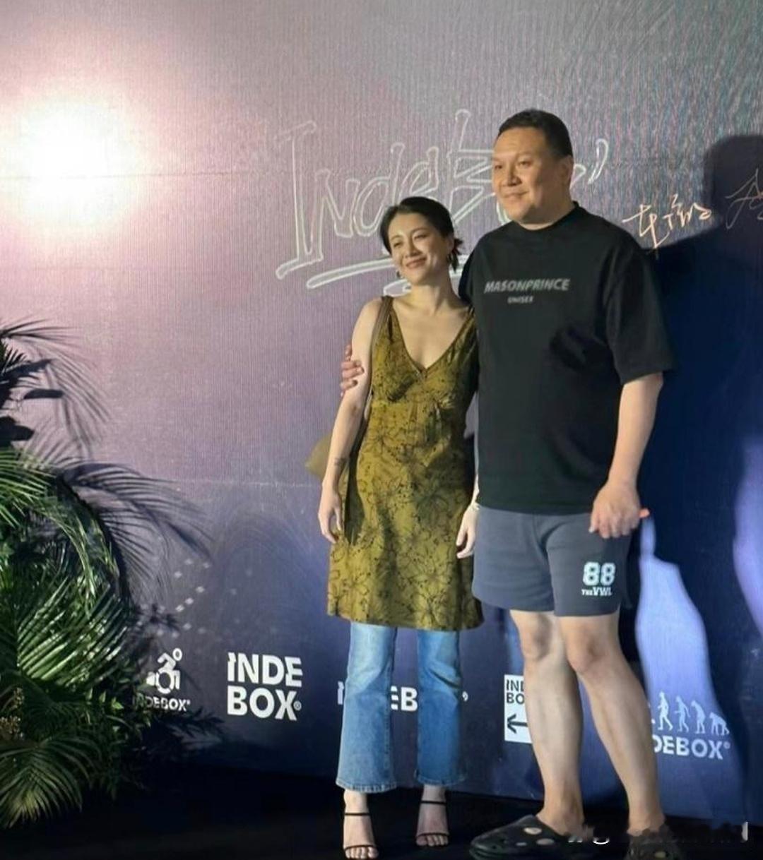 事实证明，头发放下来比束发好看。 