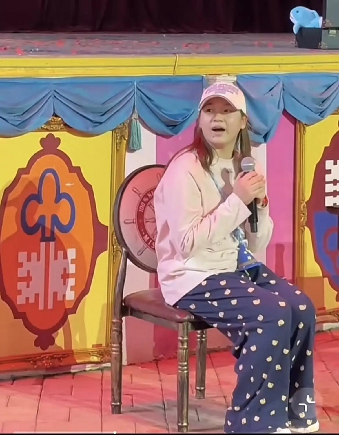 全红婵近期去长隆玩，还上台跟工作人员互动，真的让人觉得脸蛋太圆润了，下巴看着也是