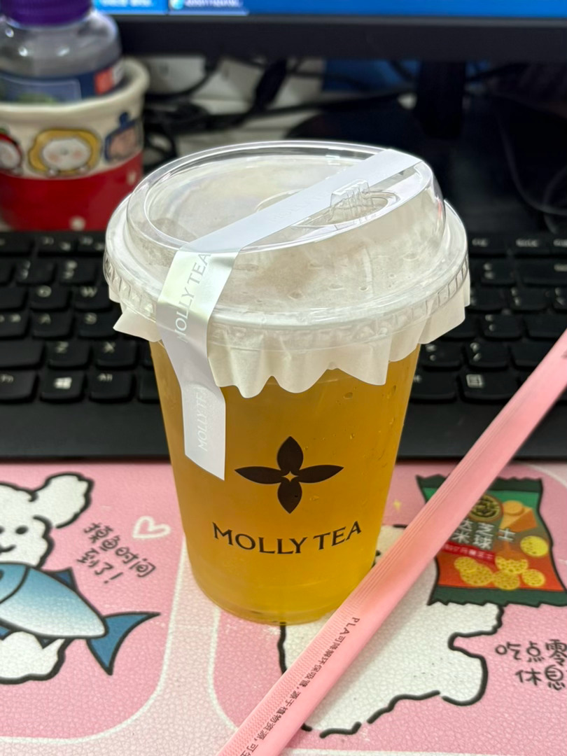 同事阿姨又来请我们喝奶茶了[来抱抱]早上刚来上班就问我想喝什么后面边喝奶茶边干活