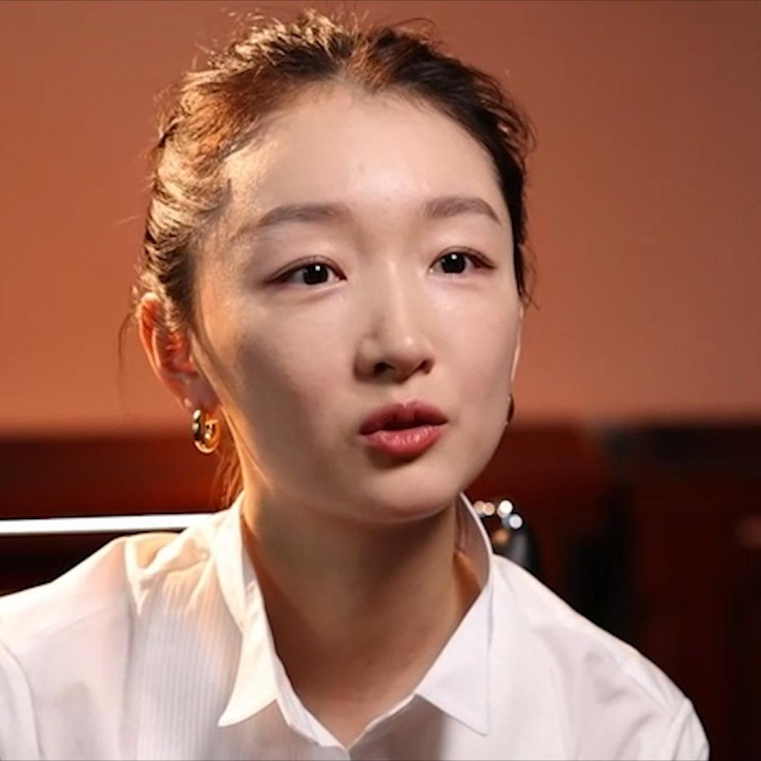 演员，周冬雨，接受采访说，我姥姥催婚，被我妈妈教训了一番，说什么年代了，哪还有催