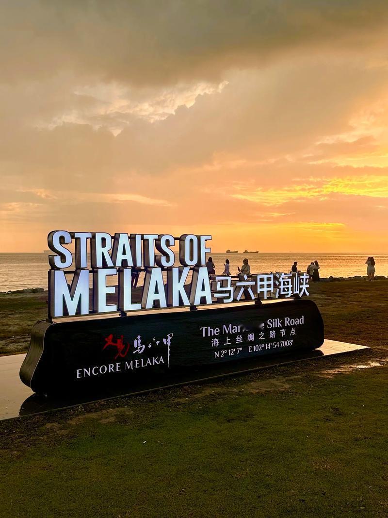 新加坡估计怎么也想不通。
 
舒舒服服躺在马六甲海峡上收了几十年“过路费”，以为