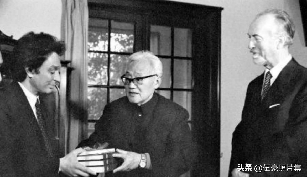 1982年3月15日，时年78岁的文学巨匠巴金在上海寓所的客厅里接受意大利“但丁