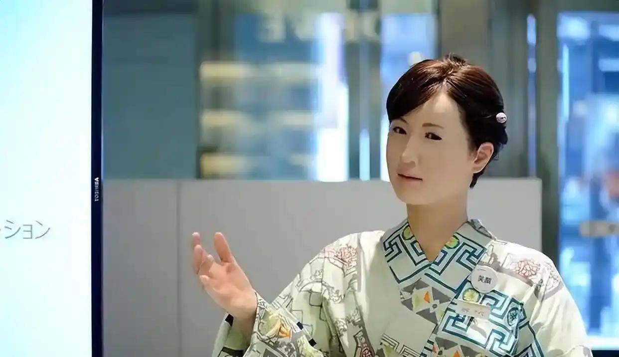 【东京这场机器人展示，看完我背后一凉】
东京一场机器人展示活动里，一个女性人形机