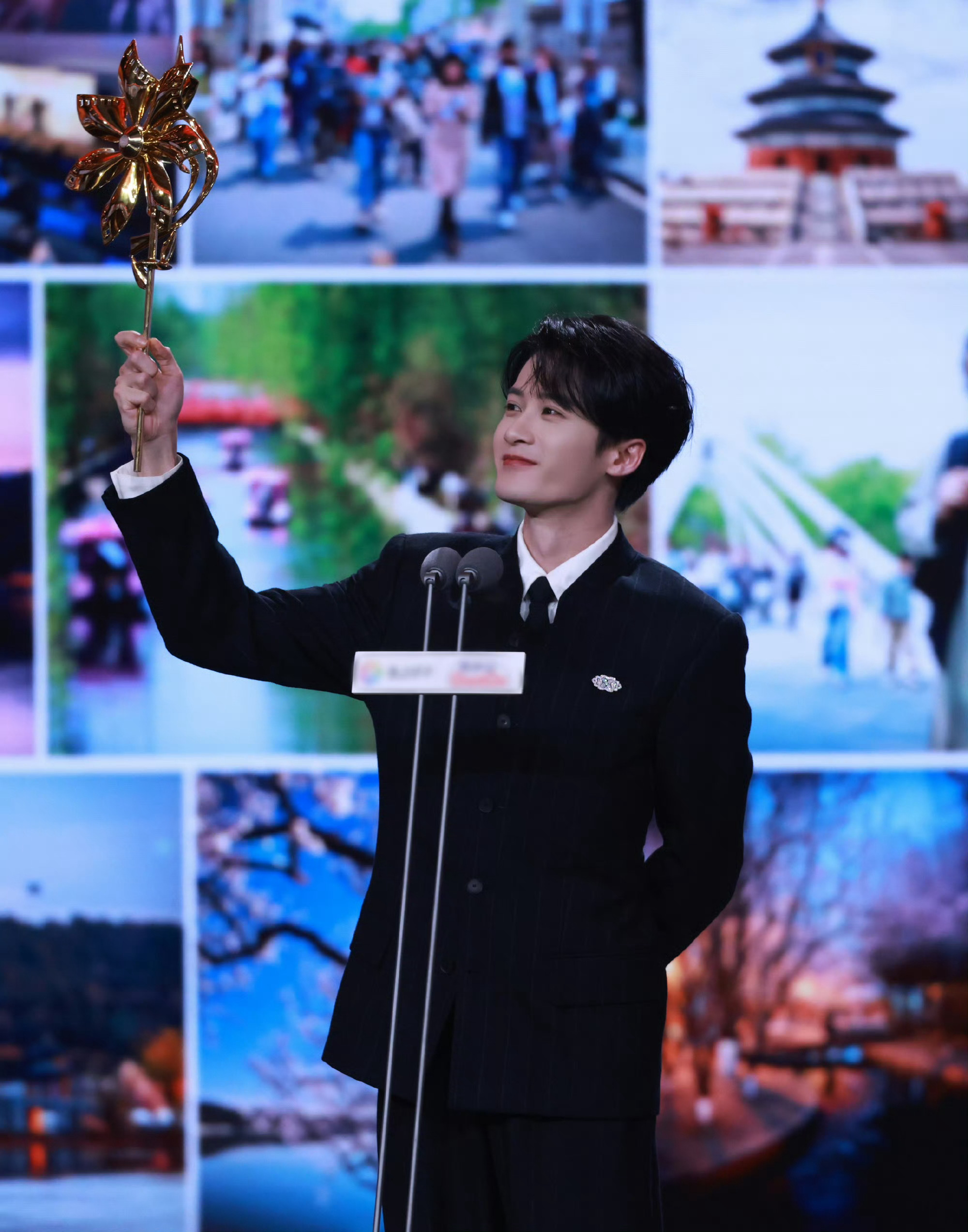 檀健次｜北影节Look🎬XANDER ZHOU灰色竖条纹西装搭配De Beer