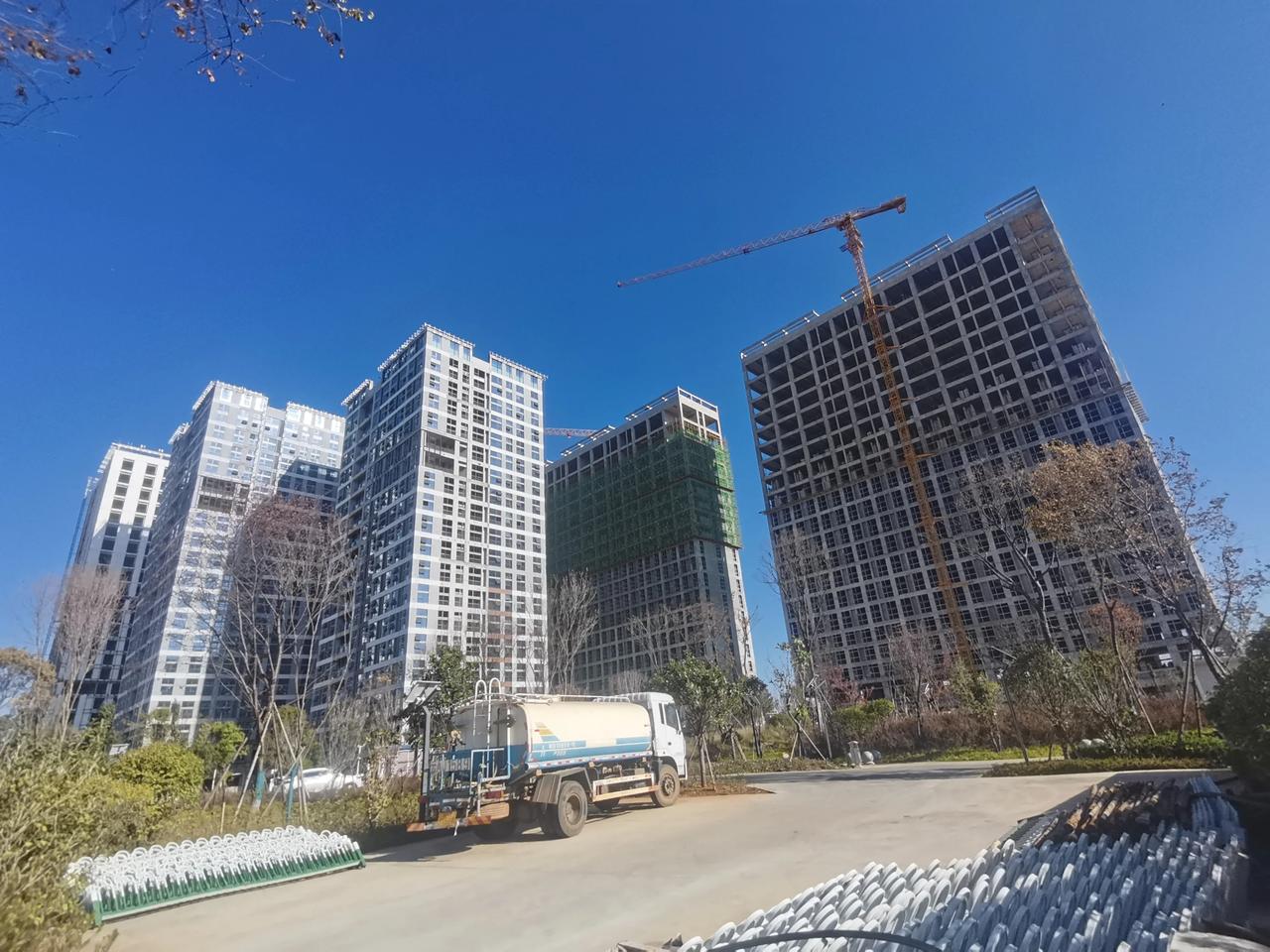 位于斗南花市对面的这个云花小镇项目，本来今年就要完工交付的，项目于去年年底就停工