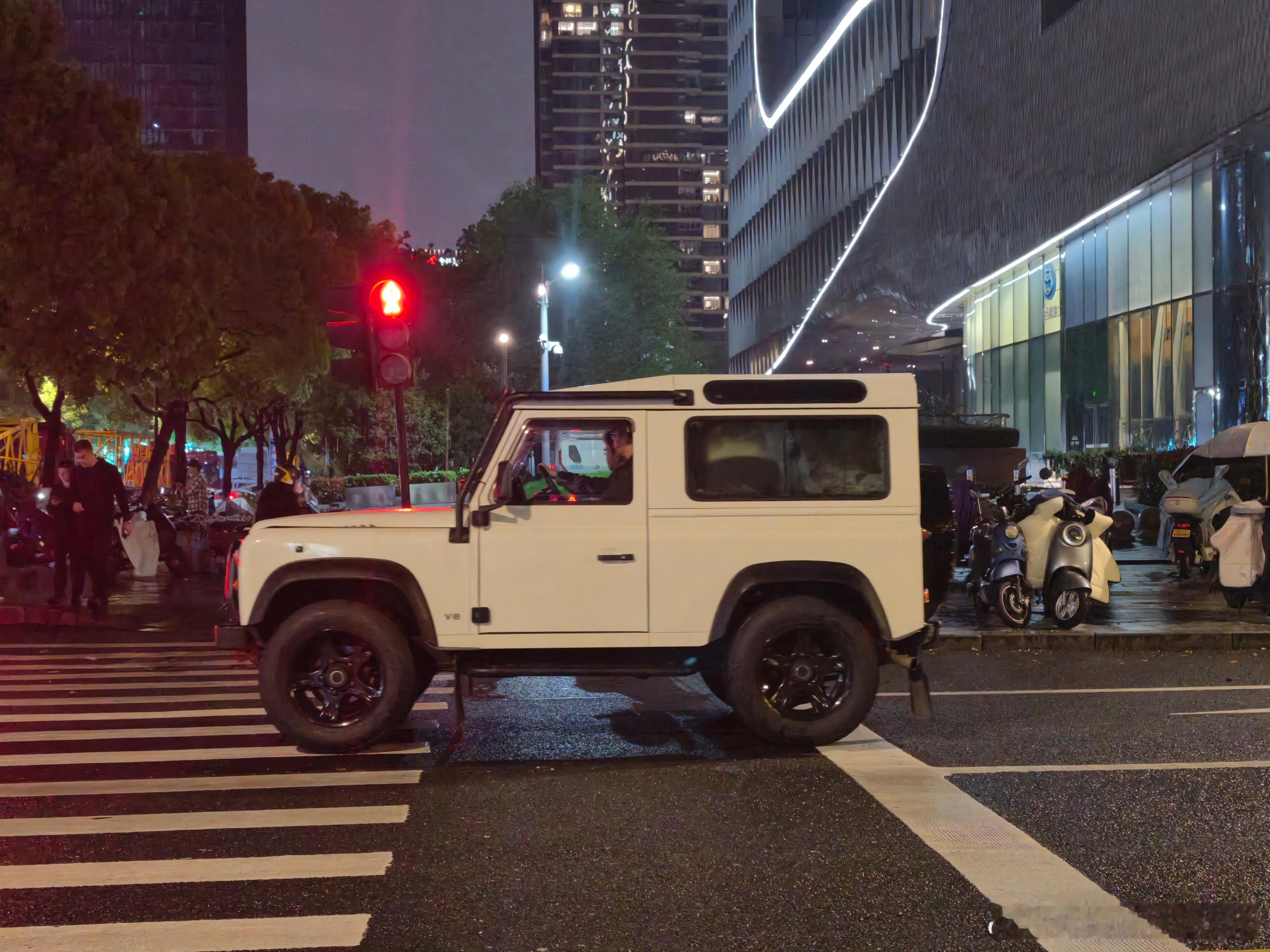 偶遇路虎卫士90超短轴、V8方盒子传奇车型啊那个“阿尔卑斯之窗”也真是经典。汽场