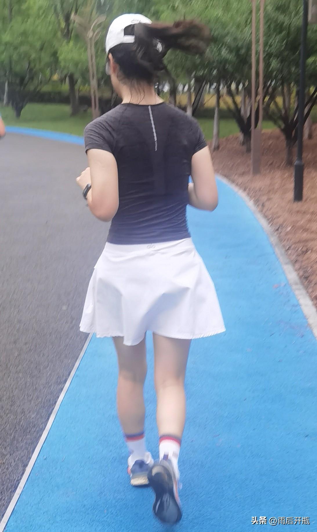 运动者的美丽背影，渐行渐远，
如晨曦中最后一缕光，温柔地消失在风的路口。