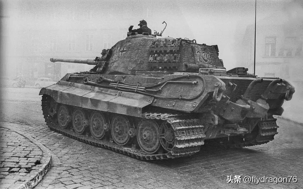 1944年10月，第503重型坦克营的一辆德军六号坦克B型（“虎王”）行驶在布达