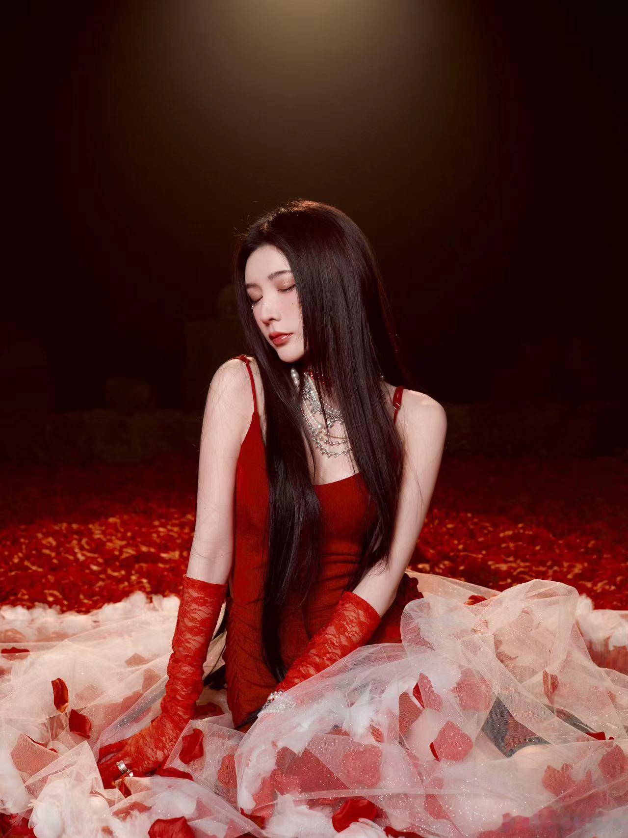 #戴燕妮和红玫瑰适配度#戴燕妮和红玫瑰适配度，真的太绝了，新歌来袭粉丝又吃好的了