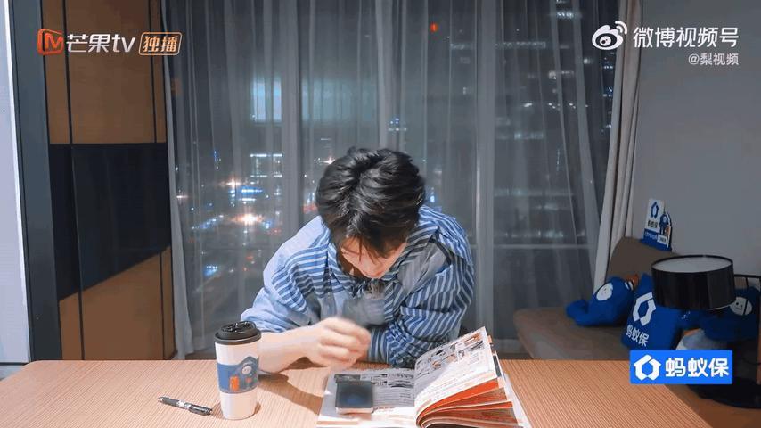 王安宇对王星越说玩得开心最重要花少这个跨季联动太惊喜，王星越慌慌张张打电话找王安