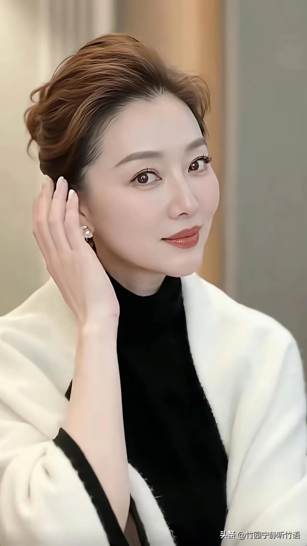 我认为，人可以凭着回忆去爱那个不再联系的人，但这份爱更像珍藏在心底的旧物。

