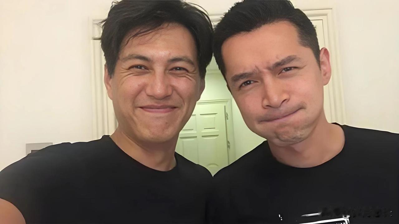 很多人没想明白，
明明靳东胡歌不常同框，
为啥大家总惦记这段友情？因为真朋友从不