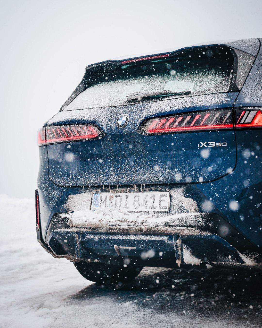 越看越顺眼了宝马“新世代”经典与未来的融合，虚拟信息与真实道路完美融合，续航与充