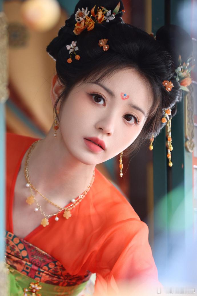 田曦薇唐风汉服猫系少女感田曦薇这套唐风汉服造型杀疯啦🐱 双髻簪花俏皮又灵动，趴
