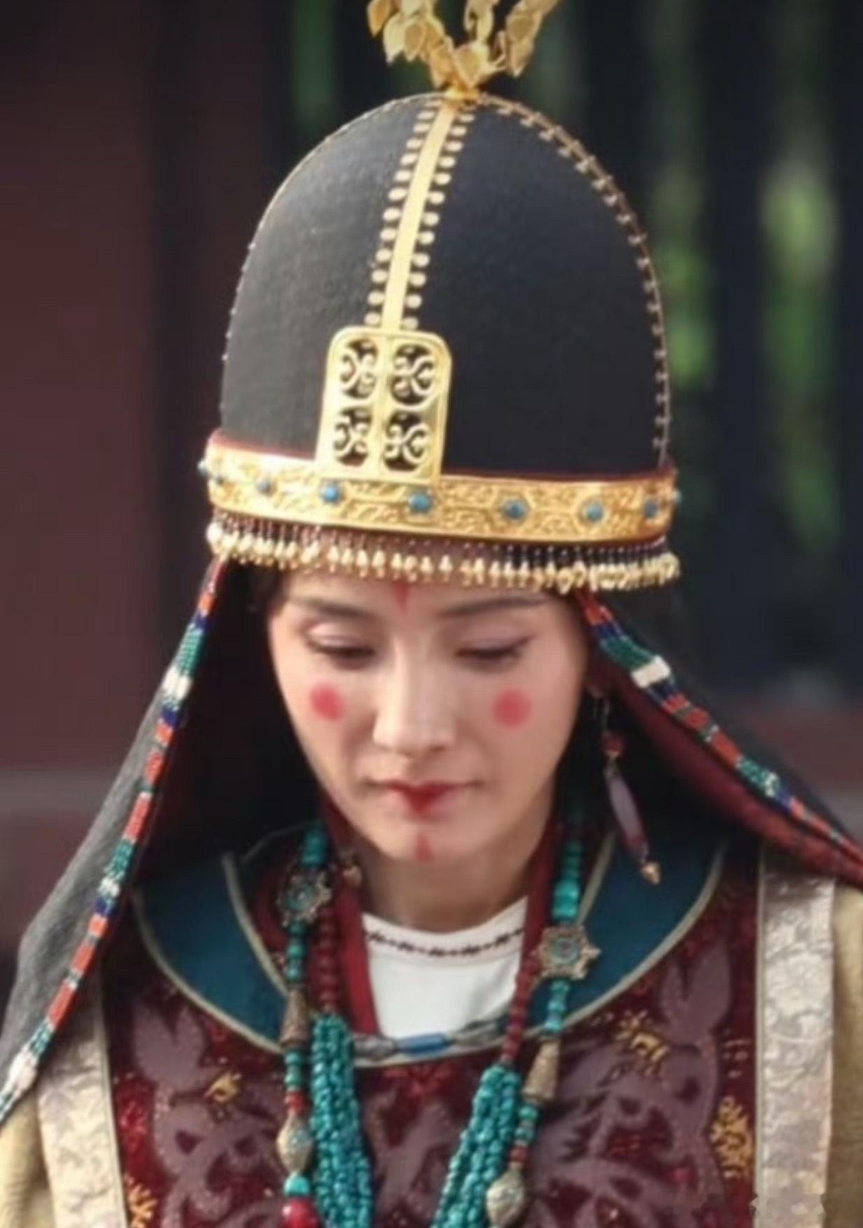 杨幂《江山大同》的这个唇妆也很复原，因为古代女子画唇，从来不会把嘴巴涂满。 