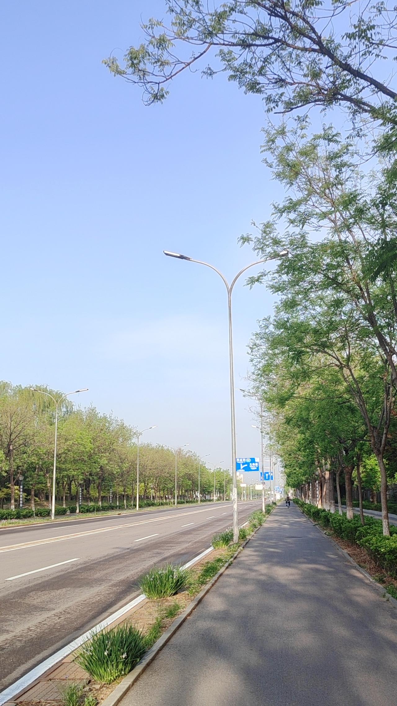 你站在桥上看风景，看风景的人在楼上看你。

小故事：一位女孩总是羡慕邻居拥有漂亮