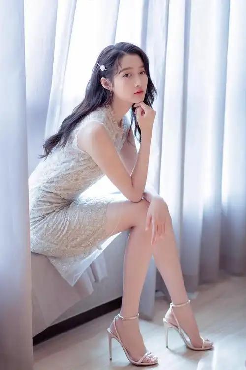 关晓彤评论区“沦陷”
“人设”是件易碎品，尤其当它被高高捧起，与真实产生裂隙。