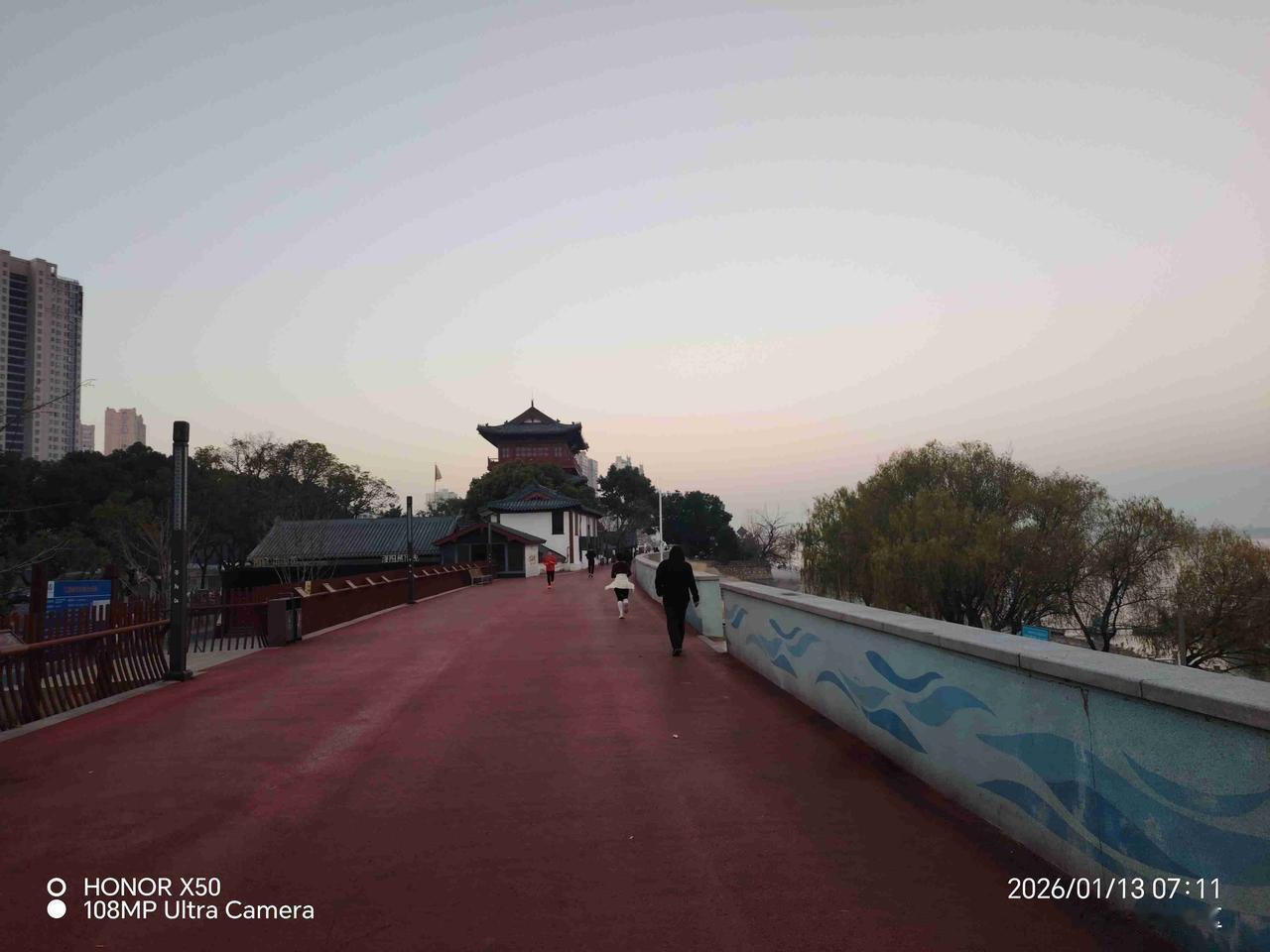 我的今日状态：😁轻松愉快
我这里的天气：☀️晴天2026年1月13日长江岸边晨