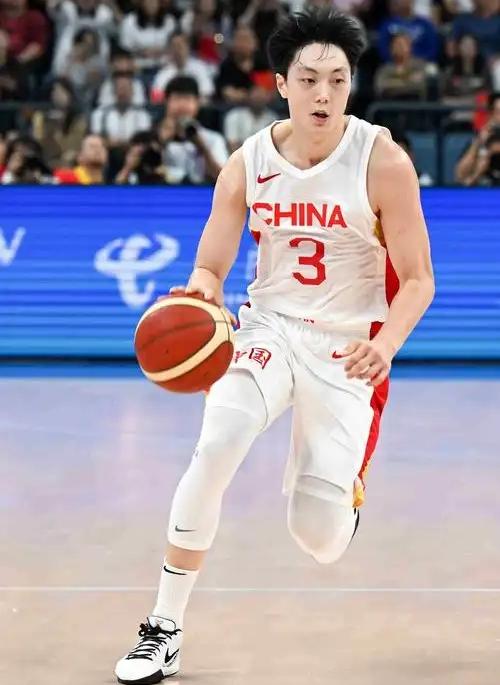 胡明轩最近状态有所回暖？三分球4中3，全场7中4得到12分，这是今天广东宏远主场