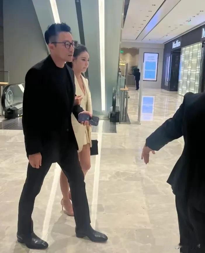 整天说偶遇汪憨憨

看图一和图二的汪

这腿，能切换自如

一米八和五五分身材