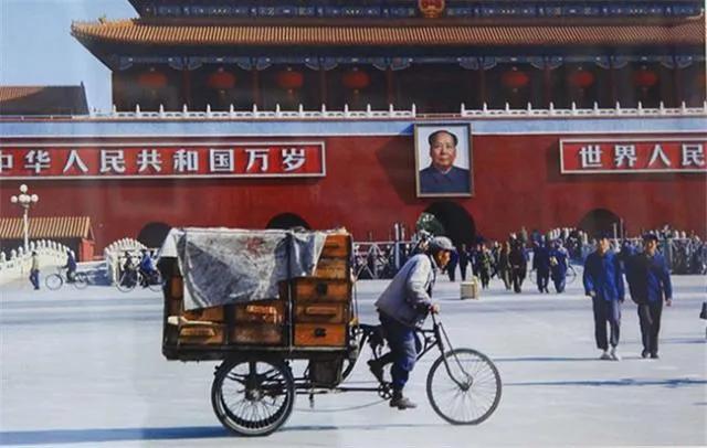 曾经的北京板儿爷留在历史老照片中。这种一块板的三轮曾是北京街头的特色，和其他地方