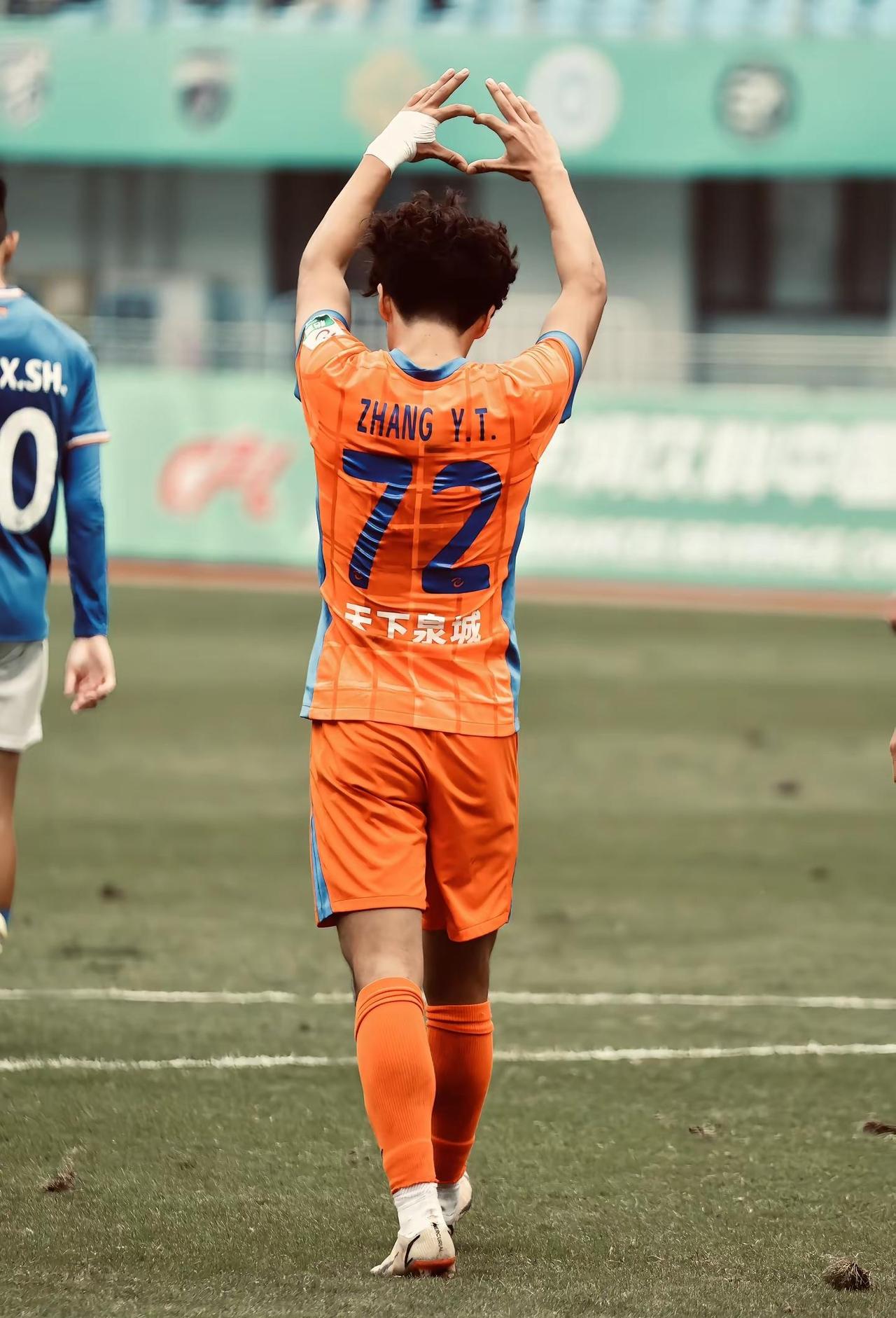 再见👋我爱你们 24/25赛季能有你们我很开心，感谢所有支持我的球迷，离别只是