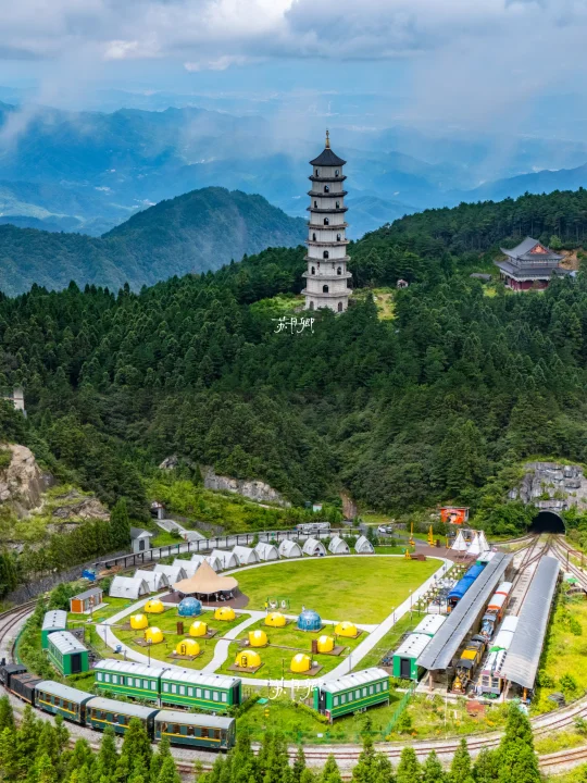 人在山里泡温泉♨️天大的事过两天再说