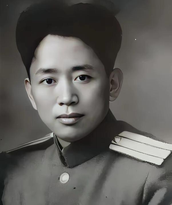 1935年，刘亚楼的警卫员不小心落入敌人手中，被敌人吊在树上打，一老汉看见后，黑