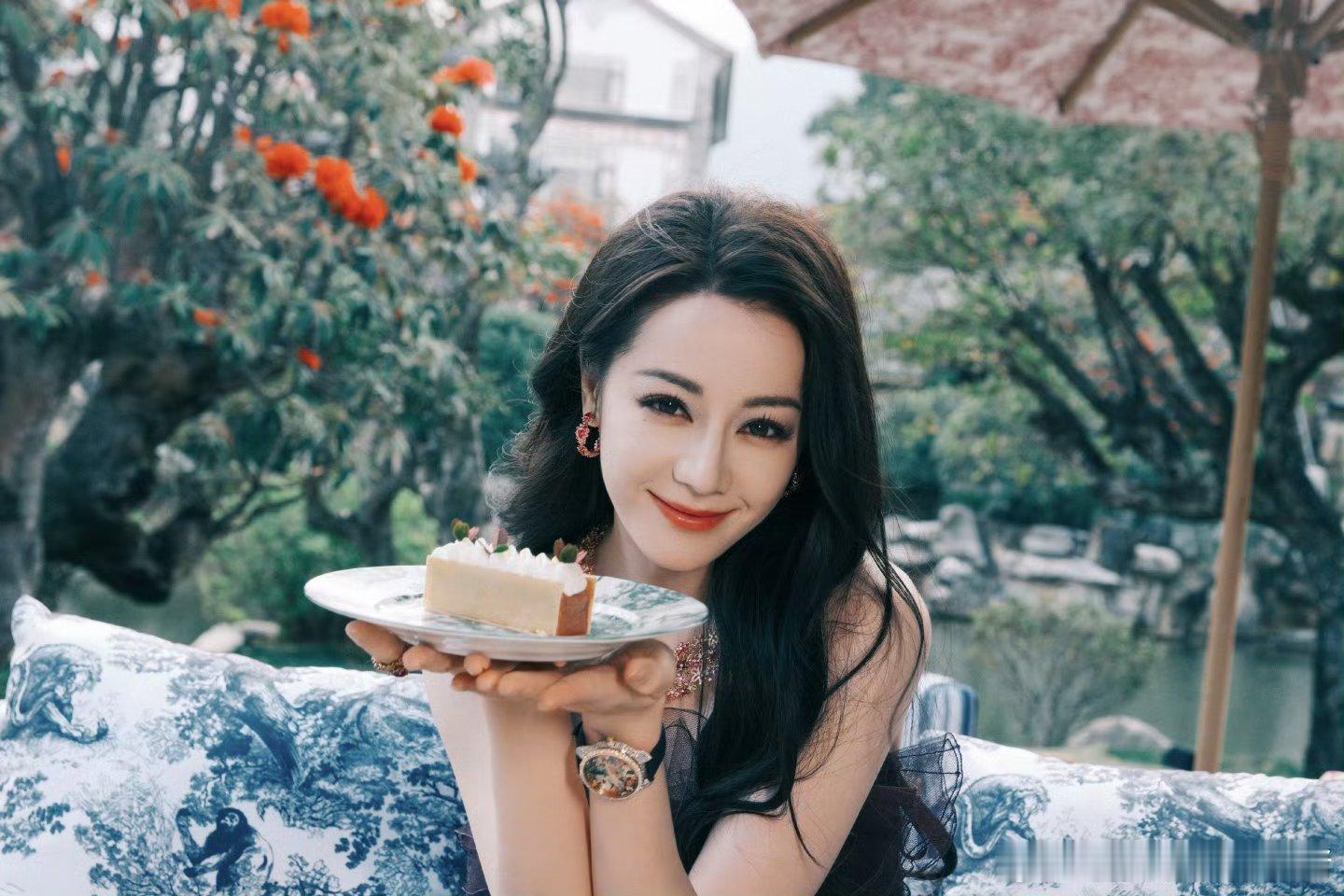 迪丽热巴今日营业[打call][打call] ​​​