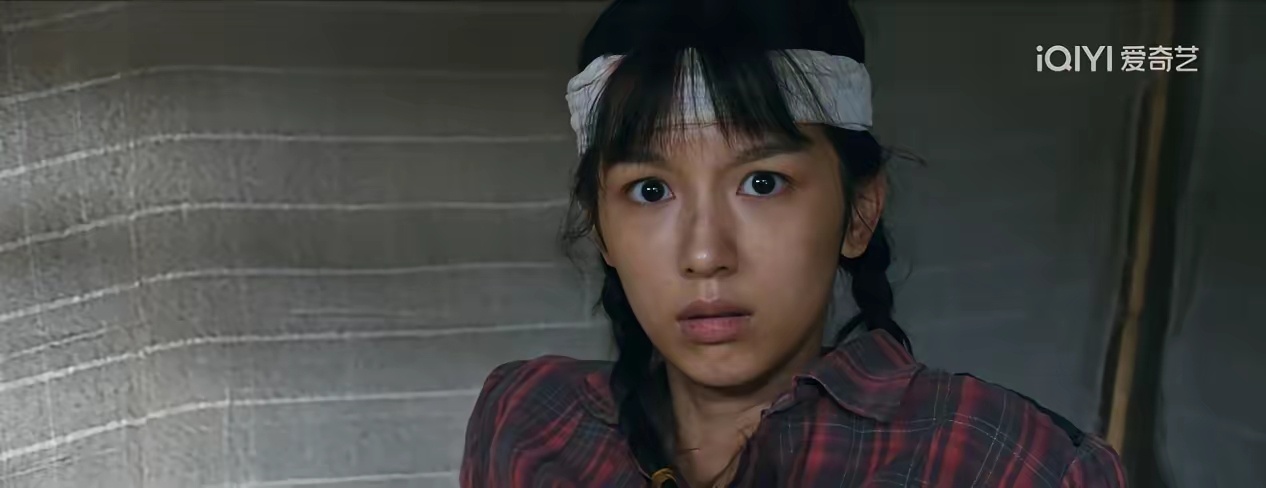 《你好1983》没有过度磨皮滤镜，周也以朴素素颜出镜，真实皮肤质感清晰可见。 