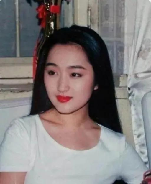 杨钰莹，许晴，佘诗曼，柳岩四大美女，你最喜欢谁？
杨钰莹，人美哥甜。
许晴，高贵