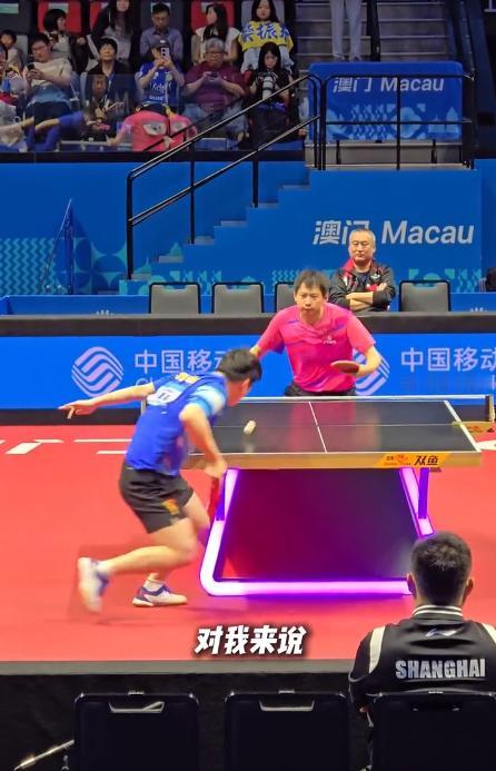周雨虽然输给了樊振东，但是打的也很开心。
赛后周雨发了动态，他说：“今天和小胖比