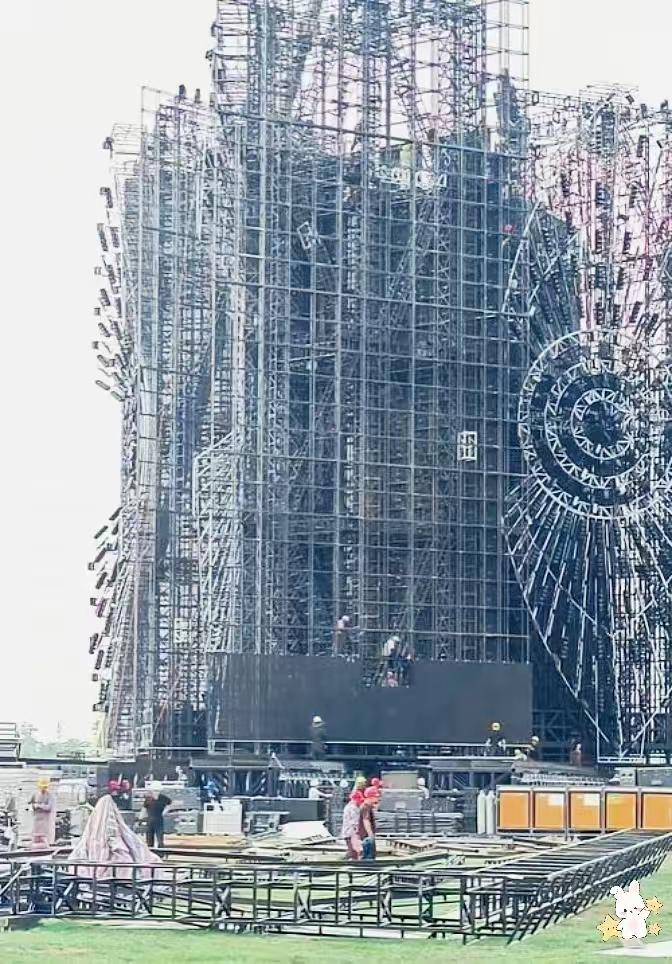 砸了几个亿，搭起70米高的钢铁巨兽，临开唱前一句“不可抗力”，直接进场拆除。
​