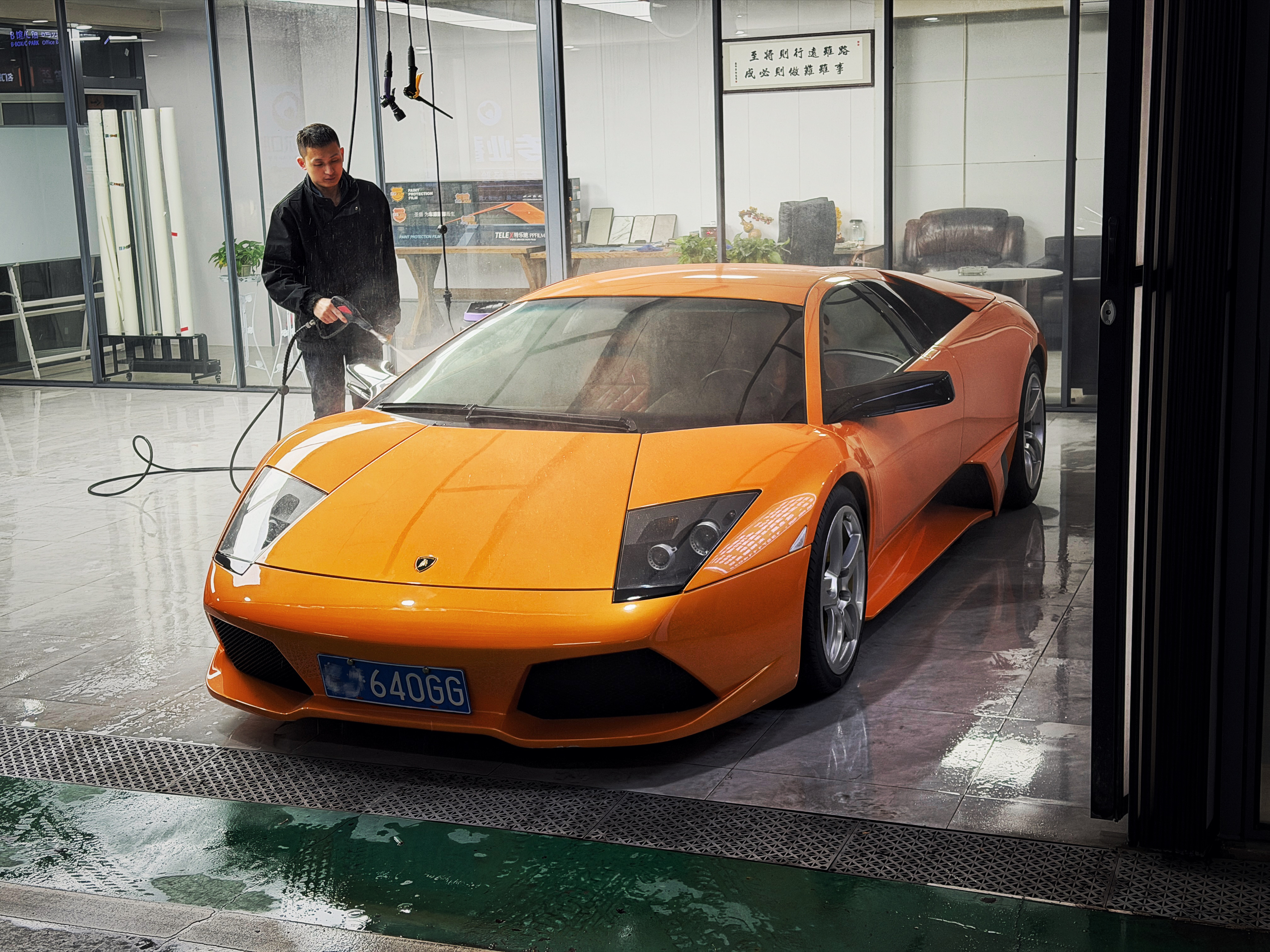 刚把本来也不是很脏的蝙蝠拿去洗了🦇🛀，准备拍摄。之前投票问大家想看哪台车的测