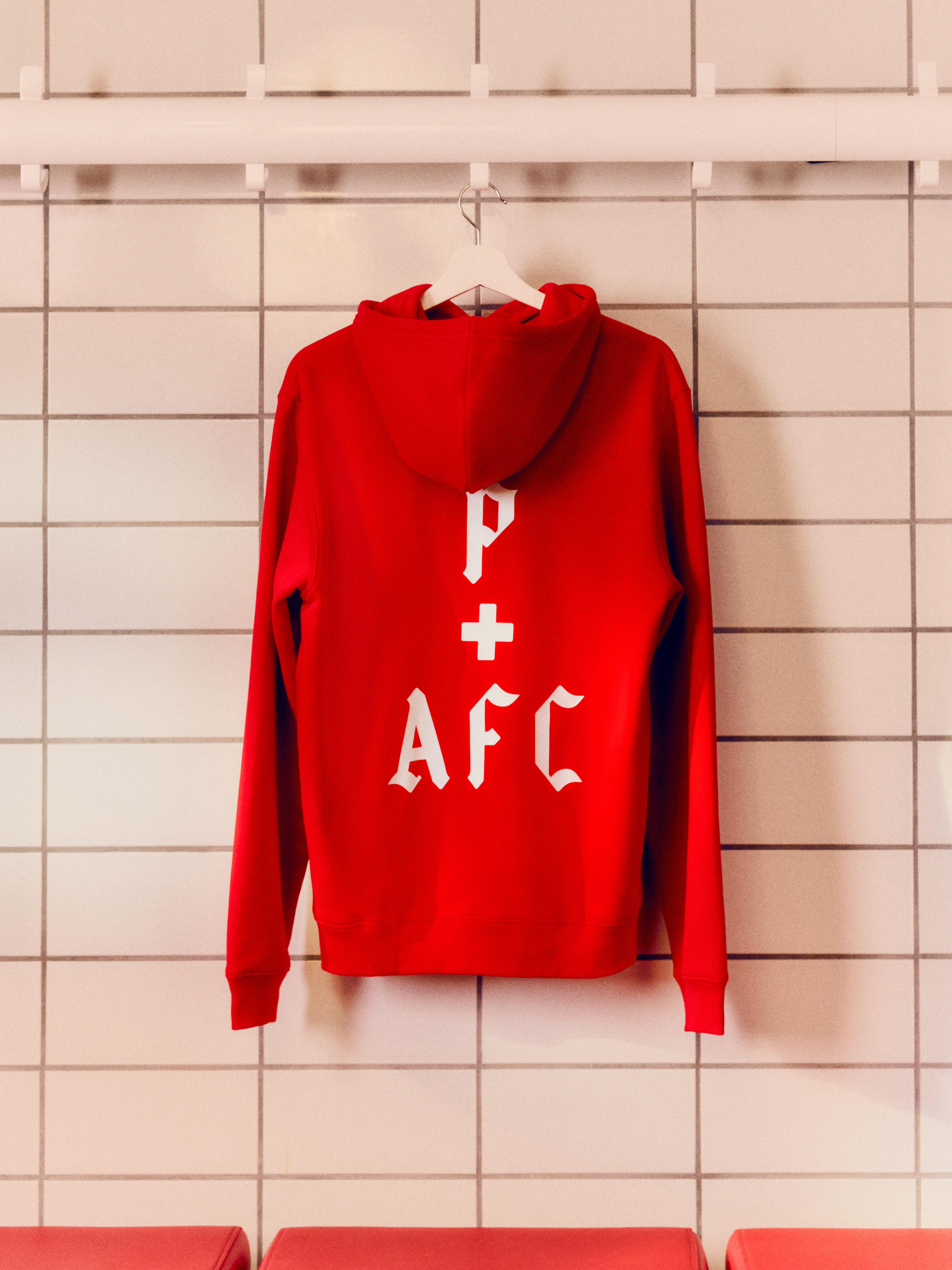 阿迪达斯与阿森纳足球俱乐部今日正式发布阿迪达斯 × 阿森纳 × Places +