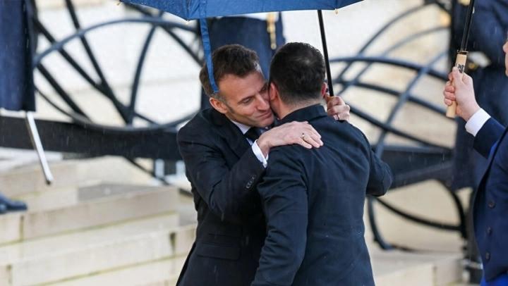 双面泽连斯基？
前脚威胁杀欧盟总理，后脚爱丽舍宫热拥马克龙。
 
泽连斯基刚公开