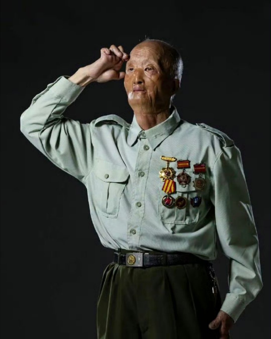 他是 活着的“邱少云”他在长津湖战役中被毁容，因为担心自己“丑陋”的样子而不敢出