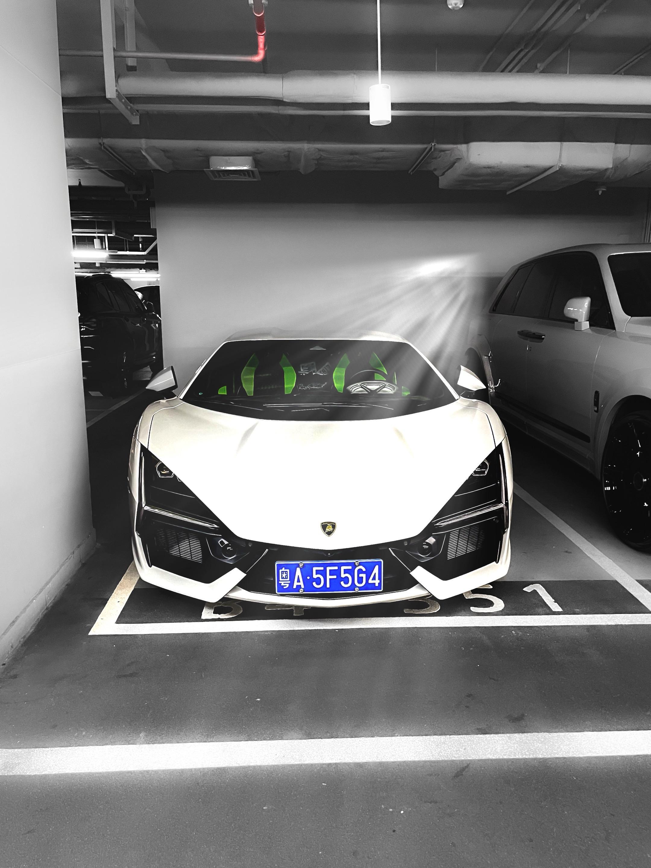 V12发动机的怒吼声，终究会帮你掩盖一切杂言碎语！