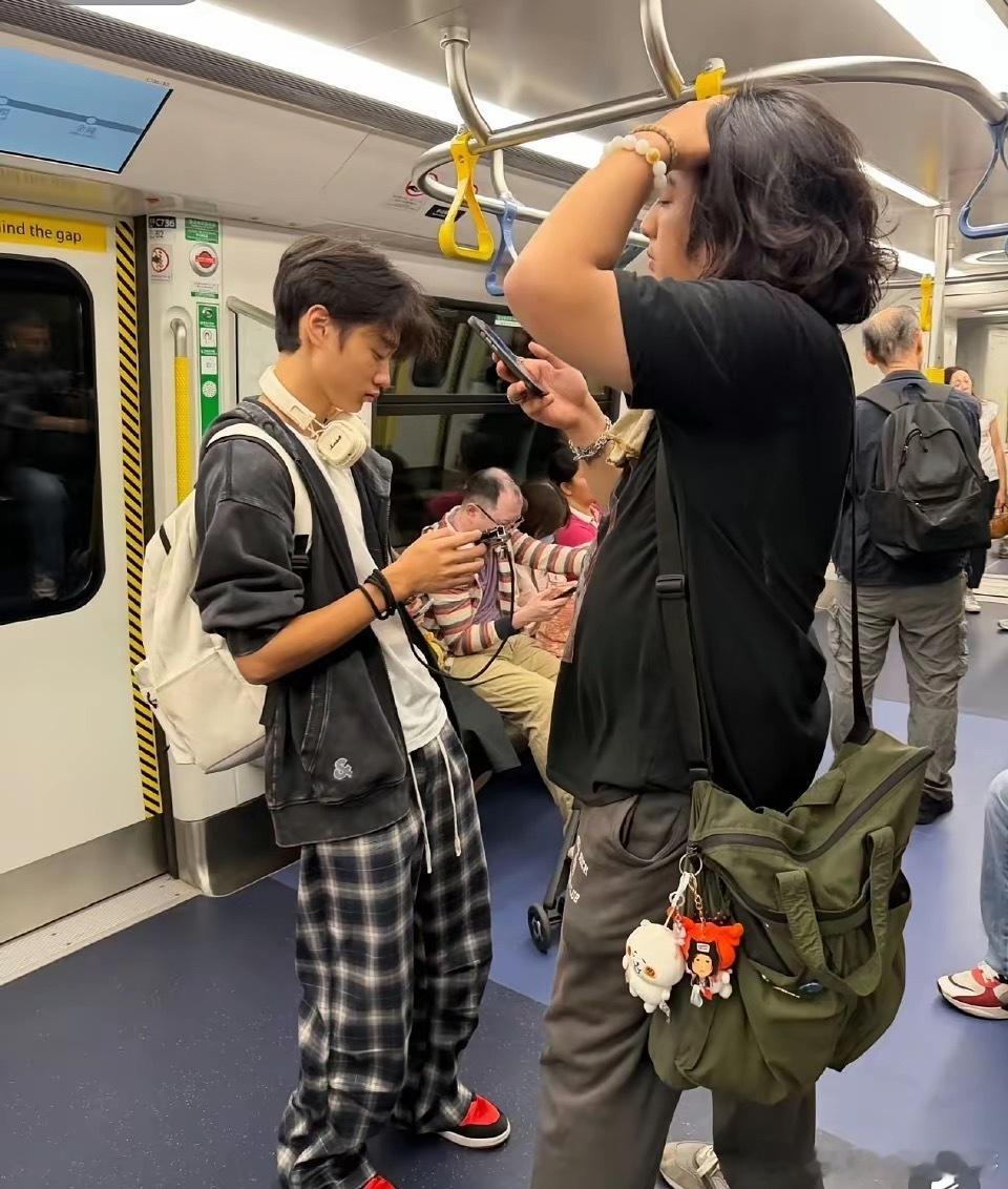 香港地铁偶遇费曼杨阳洋，小哥两总是在一起！ ​​​