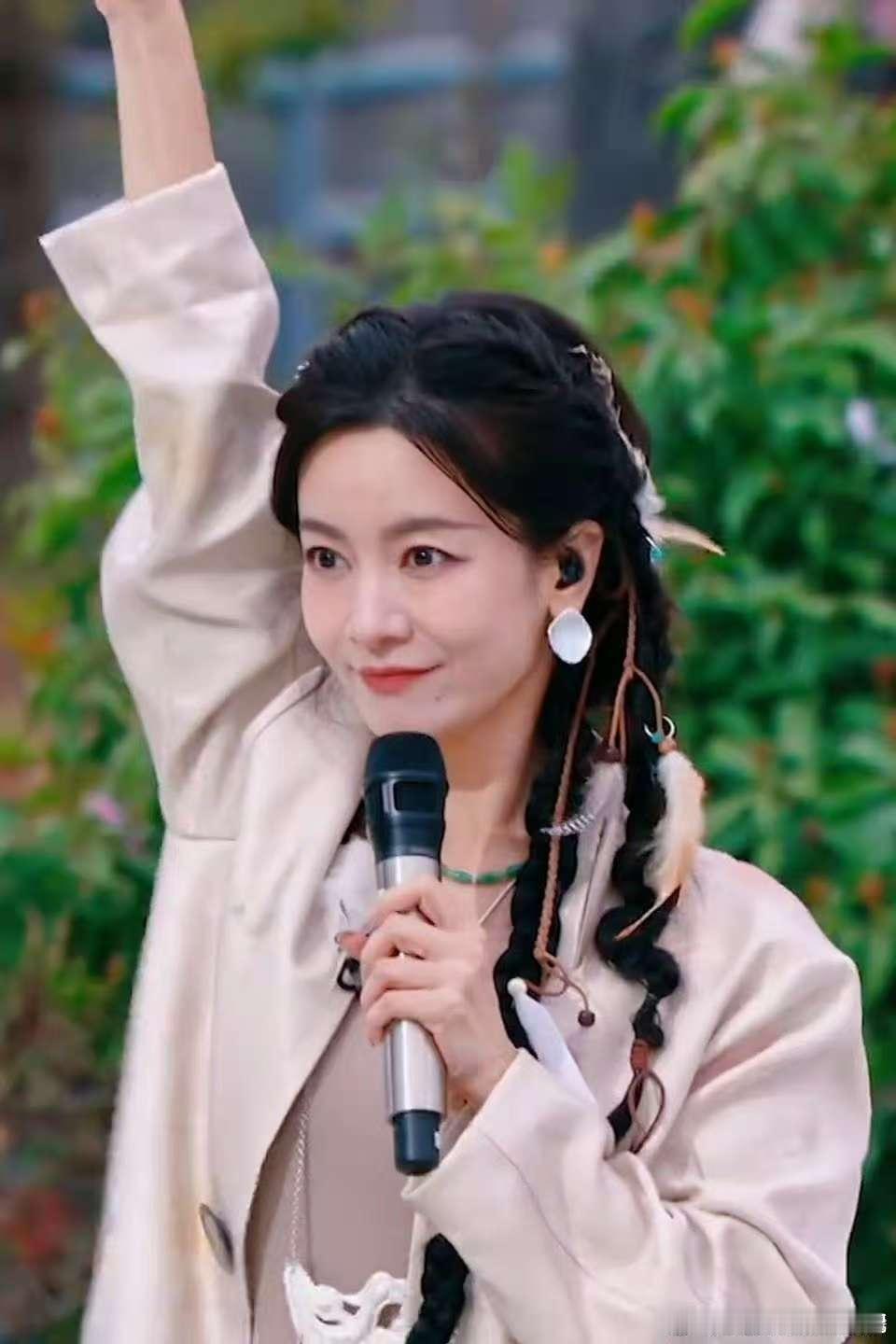 李晟[超话]李晟大山直拍治愈力乘风2025看李晟唱《大山》的直拍，她白衣纯净，歌