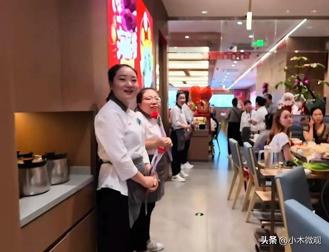 陕西一对新人在海底捞办婚礼，305人吃了24212元！人均80块，川剧变脸、捞面