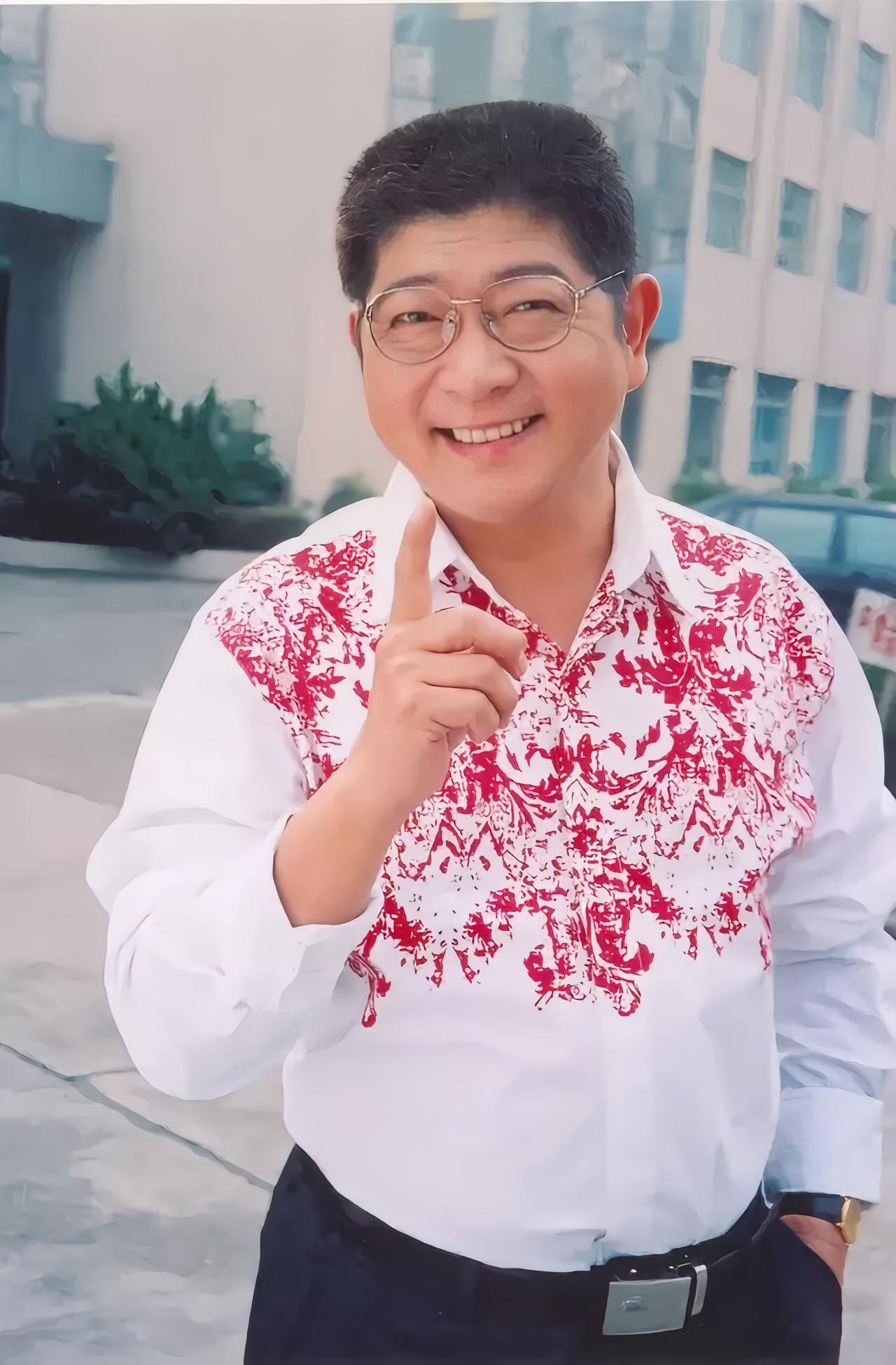 自幼展露表演天赋，扛起海派滑稽大旗的双非遗传承人王汝刚
 
王汝刚，1952年1
