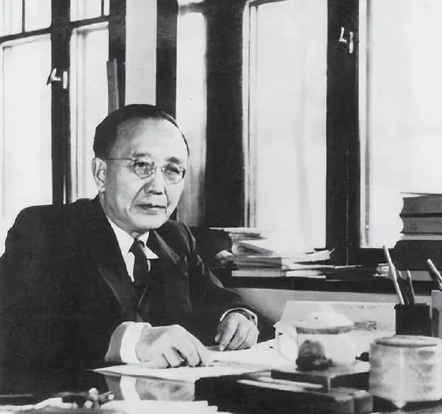 1928年，郭沫若辱骂鲁迅为衣冠禽兽，鲁迅添了一个字予以回击，六个字概括郭沫若一