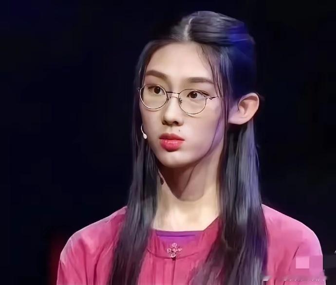 左边的是武亦姝，右边的是章泽天 一个23岁180cm，一个31岁162cm 同样