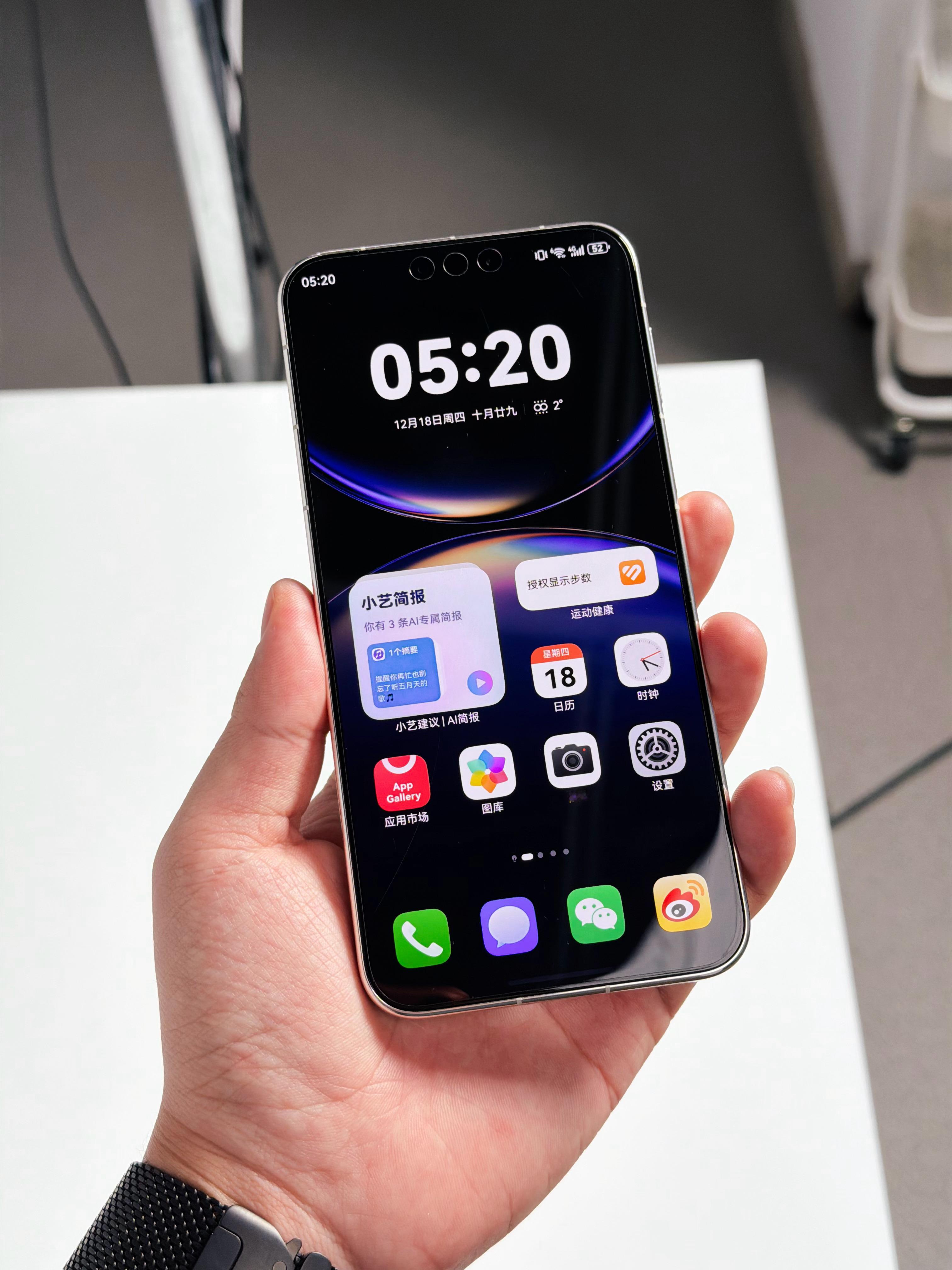 华为 Mate 80 Pro Max，属于一上手就能感受到精致感的手机。实物比图