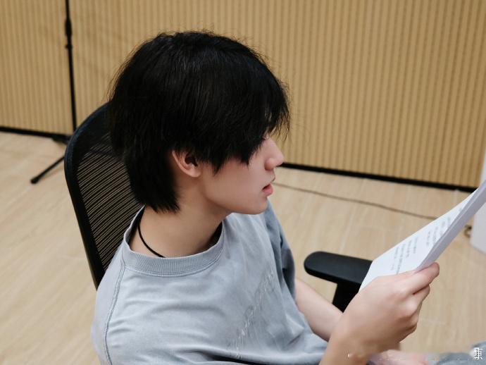 #张真源素颜排练照##张真源新歌排练照#张真源的素颜模样在排练照中散发着无限的魅