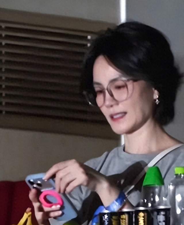 那英演唱会这天，王菲一脸褶，宋丹丹豹纹抢眼，杨坤咋这么年轻