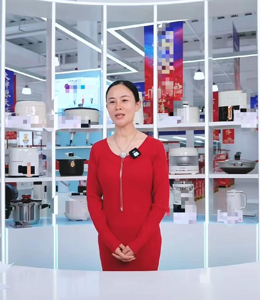 那个抱着李林的“门锁一姐”，卖的根本不是门锁。
我告诉你，她最成功的产品，是“